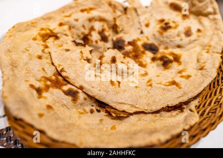 Tradizionale due deliziose pakistano caldo fresco Tandoori Roti pane è servita in un cestino Foto Stock