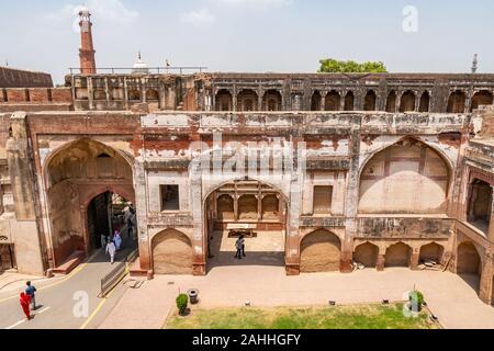 Lahore Fort pittoresca vista mozzafiato del cortile con i visitatori su un soleggiato Blue Sky giorno Foto Stock