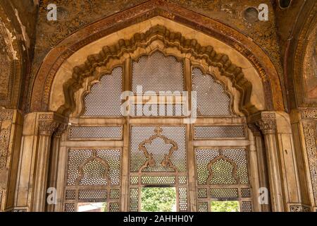 Lahore Fort pittoresca vista mozzafiato Sheesh Mahal finestra su un soleggiato Blue Sky giorno Foto Stock