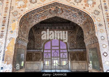 Lahore Fort pittoresca vista mozzafiato Sheesh Mahal finestra su un soleggiato Blue Sky giorno Foto Stock