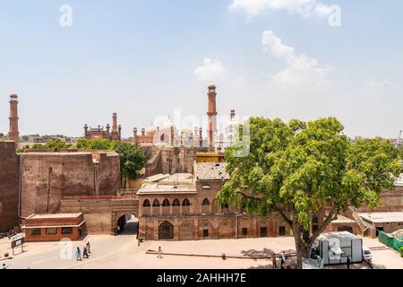 Lahore Fort pittoresca vista mozzafiato della Moschea Badshahi su un soleggiato Blue Sky giorno Foto Stock