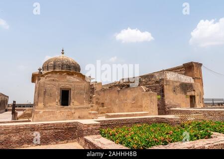 Lahore Fort pittoresca vista mozzafiato Sheesh Mahal cortile su una soleggiata cielo blu giorno Foto Stock