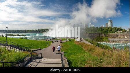 Cascate del Niagara, nello stato di New York, Stati Uniti d'America e del Canada - bordo di cadute, città da americani e canadesi lato città, caduta di acqua e vapore Foto Stock