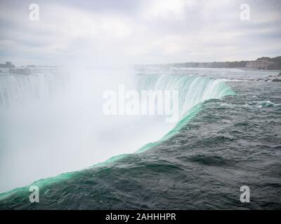 Cascate del Niagara, nello stato di New York, Stati Uniti d'America e del Canada - bordo di cadute, città da americani e canadesi lato città, caduta di acqua e vapore Foto Stock