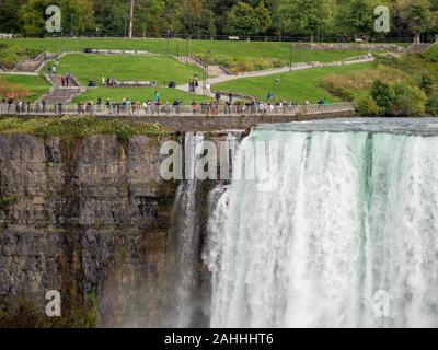 Cascate del Niagara, nello stato di New York, Stati Uniti d'America e del Canada - bordo di cadute, città da americani e canadesi lato città, caduta di acqua e vapore Foto Stock