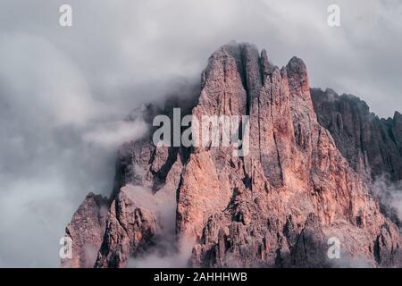 Alcune foto della bella Alpe di Siusi, Sudtirol, un luogo famoso per le vacanze, con i suoi prati, picchi di fiori e chalets di attualità. Foto Stock