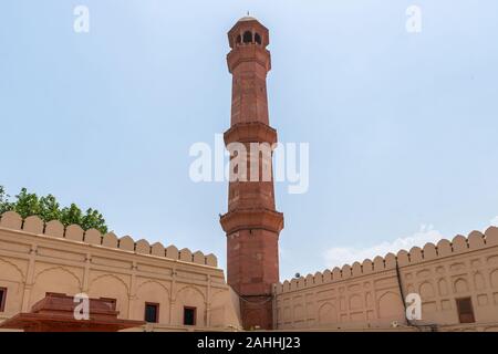 Lahore Moschea Badshahi pittoresca vista mozzafiato del minareto su un soleggiato Blue Sky giorno Foto Stock