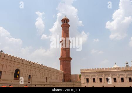 Lahore Moschea Badshahi pittoresca vista mozzafiato del minareto su un soleggiato Blue Sky giorno Foto Stock