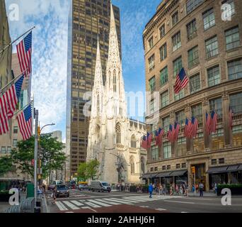 Manhattan, New York City, Stati Uniti d'America - La Cattedrale di San Patrizio accanto al Centro Rockefeller Plaza, 5th Ave, bandierine americane street festival Foto Stock