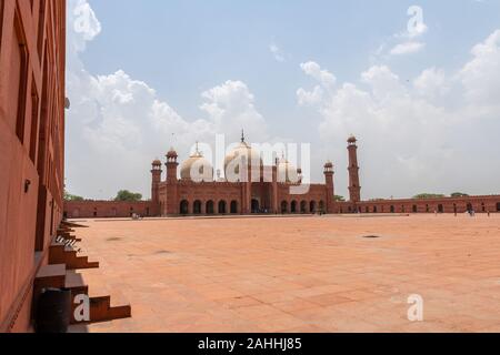Lahore Moschea Badshahi pittoresca vista mozzafiato con i visitatori su un soleggiato Blue Sky giorno Foto Stock