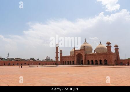 Lahore Moschea Badshahi pittoresca vista mozzafiato con i visitatori su un soleggiato Blue Sky giorno Foto Stock