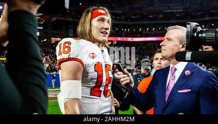 Glendale, AZ U.S. 28 dicembre, 2019. Un Clemson Tigers quarterback Trevor Lawrence sul campo intervista dopo il NCAA PlayStation Fiesta Bowl partita di calcio tra Ohio State Buckeyes e la Clemson Tigers da 29-23 vincere a State Farm stadium di Glendale, AZ Thurman James/CSM/Alamy Live News Foto Stock