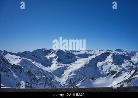 Stubaier gletscher, Austria - 17 febbraio 2019 - nella più grande area sciistica del ghiacciaio austriaco. Zona perfetta per tutte le attività invernali Foto Stock