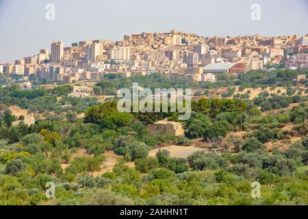 Vista distante alla città di Agrigento dalla Valle dei Templi sull isola di Sicilia italiano Foto Stock