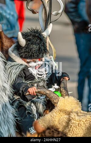 Bambino vestito in un costume di carnevale durante il carnevale di Lucerna, Svizzera Foto Stock