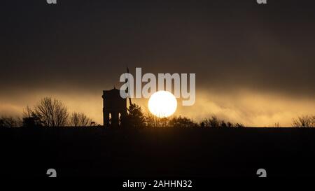 Il sole sorge su Chesterton Windmill nel Warwickshire. Foto Stock