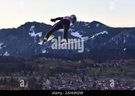 Markus EISENBICHLER (GER), saltare su di Oberstdorf con panorama alpino. L'azione. Salto con gli sci, sessantottesima International Torneo delle quattro colline 2019/20. Apertura alla concorrenza a Oberstdorf, AUDI ARENA sul dicembre 29th, 2019. | Utilizzo di tutto il mondo Foto Stock