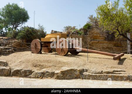 Antica carrello utilizzato per il trasporto di parti pesanti di colonne di pietra presso la Valle dei Templi, Agrigento, Sicilia, Italia. Foto Stock