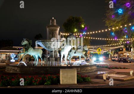 Scottsdale Arizona. Cavallo di bronzo Fontana in Scottsdale, Arizona, Stati Uniti d'America di notte. Luci e decorazioni natalizie in Scottsdale, AZ, la zona della città vecchia. Foto Stock