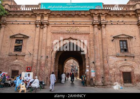 Storico di Lahore Dehli Gate vista pittoresca con persone in entrata e in uscita su un soleggiato Blue Sky giorno Foto Stock