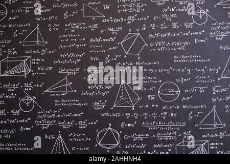 Math sulla lavagna nera con molte soluzione Foto Stock