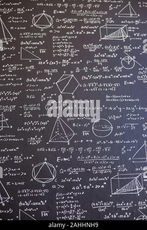 Math sulla lavagna nera con molte soluzione - verticale Foto Stock