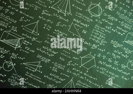 Math sul verde scuro bordo con molte soluzione Foto Stock