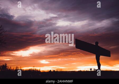 Gateshead/UK - 29 DIC 2019: Angelo del Nord in Gateshead, nei pressi di Newcastle al tramonto con sorprendente formazione cloud Foto Stock