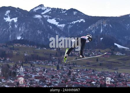 Martin HAMANN (GER), saltare su di Oberstdorf con panorama alpino. L'azione. Salto con gli sci, sessantottesima International Torneo delle quattro colline 2019/20. Apertura alla concorrenza a Oberstdorf, AUDI ARENA sul dicembre 29th, 2019. | Utilizzo di tutto il mondo Foto Stock