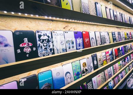 Phuket, Tailandia - 10 Dicembre 2018 : mobile case con molti pattern design e mettere su scaffali in un negozio, modificare in stile vintage Foto Stock