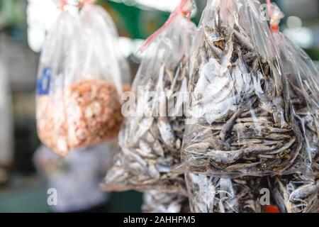 Asciugare il pesce piccolo imballaggio in un sacchetto per la vendita, che uso per fare alcuni menu e cottura per qualche ingrediente Foto Stock