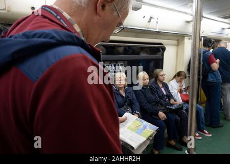 Pendolari sulla metropolitana di Mosca, Russia Foto Stock