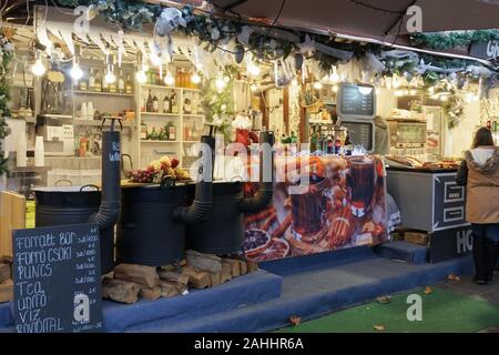 Budapest, Ungheria Deak Ferenc aria aperta Christmas market alimentare. Stagionale tradizionale cibo & vino brulé bancarelle sulla piazza con i fornitori ungheresi. Foto Stock