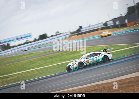 Buriram, Tailandia - 29 Giugno 2019 : Thailandia SuperGT match racing, GT300 e GT500 corrispondono a inizio giornata, Syntium team racing car guida sullo stadio con Foto Stock