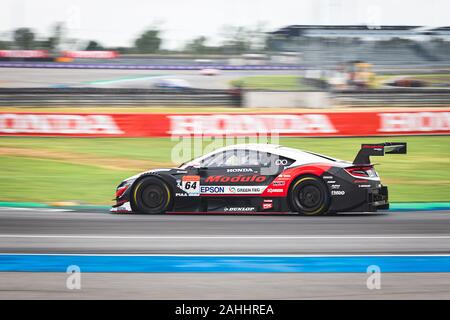 Buriram, Tailandia - 29 Giugno 2019 : Thailandia SuperGT match racing, GT300 e GT500 corrispondono a inizio giornata, Modulo team racing car guida sullo stadio con Foto Stock