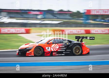 Buriram, Tailandia - 29 Giugno 2019 : Thailandia SuperGT match racing, GT300 e GT500 corrispondono a inizio giornata, Arta team racing car guida sullo stadio Foto Stock