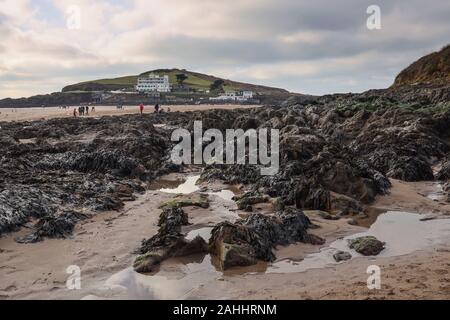 Guardando oltre rockpools e sabbiosa di causeway a Burgh Island da Bigbury sul mare nel Sud i prosciutti in Devon Foto Stock