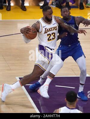 Los Angeles, Stati Uniti. 29 Dic, 2019. Los Angeles Lakers LeBron James drive su Dallas Mavericks Dorian Finney-Smith a Staples Center di Los Angeles Domenica, Dicembre 29, 2019. Foto di Jon SooHoo/UPI Credito: UPI/Alamy Live News Foto Stock