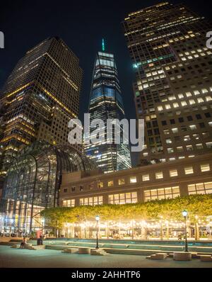 Sull'isola di Manhattan, New York City : One World Trade Center edificio per uffici con vista ponte piattaforma, accanto a 911 Memorial, il centro di architettura di strada Foto Stock