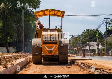 Rulli di strada lavorando su nuove strade sito in costruzione. Macchinari pesanti lavorando su autostrada. Attrezzature da costruzione. La compattazione della strada. Foto Stock