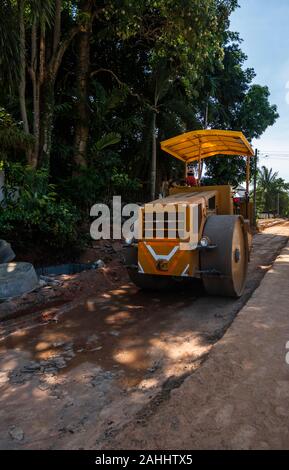 Rulli di strada lavorando su nuove strade sito in costruzione. Macchinari pesanti lavorando su autostrada. Attrezzature da costruzione. La compattazione della strada. Foto Stock