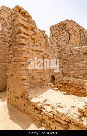 Larkana Mohenjo Daro archeologiche UNESCO Patrimonio Mondiale vista di Dikshit DK Area Villa parete di facoltosi residenti su un soleggiato Blue Sky giorno Foto Stock