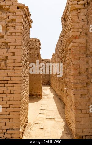 Larkana Mohenjo Daro archeologiche UNESCO Patrimonio Mondiale vista di Dikshit DK Area Villa parete di facoltosi residenti su un soleggiato Blue Sky giorno Foto Stock