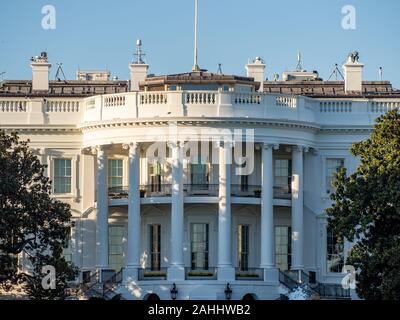 Washington DC, Distretto di Columbia, Stati Uniti d'America [ US White House, prato e giardino dietro la recinzione, visitatori turistici in strada ] Foto Stock