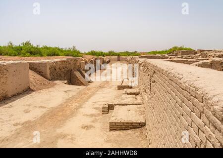 Larkana Mohenjo Daro archeologiche UNESCO Patrimonio Mondiale vista di Dikshit DK Area Villa Foundation rovine di facoltosi residenti su un soleggiato Blue Sky giorno Foto Stock