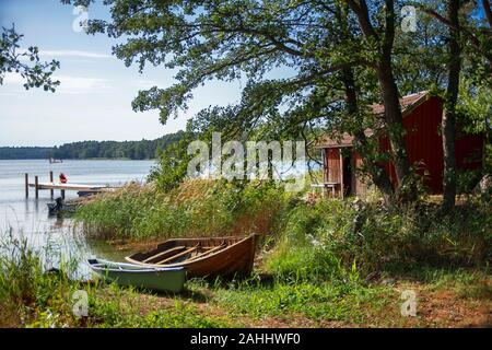 Case tipiche e piccolo molo in Korpo o Korppoo isola, Korpostrom costa sud-ovest della Finlandia arcipelago di Turku. L'arcipelago ring road o Saariston Foto Stock