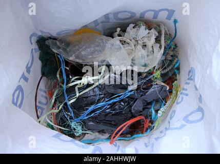 Spiaggia il clean-up Walberswick Suffolk Foto Stock