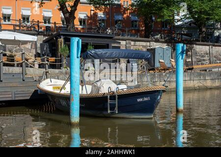 Barche elettriche in affitto nel fiume Aura in Turku Finlandia. Foto Stock