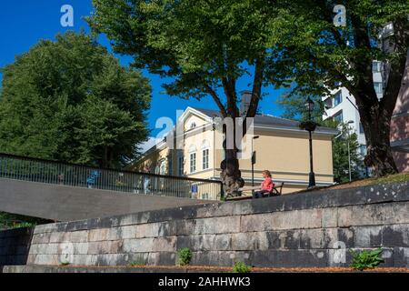 Passeggiata sulle rive del fiume Aura in Turku Finlandia. Foto Stock