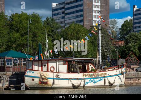 Il vecchio municipio e gli edifici sulle rive del fiume Aura in Turku Finlandia. Foto Stock